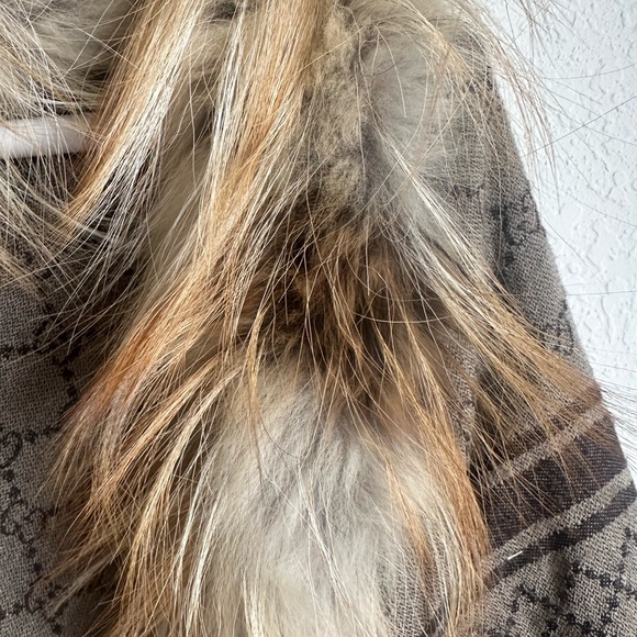 GUCCI SCARF X LARGE SIZE WITH FOX FUR AROUND - Picture 3 of 12